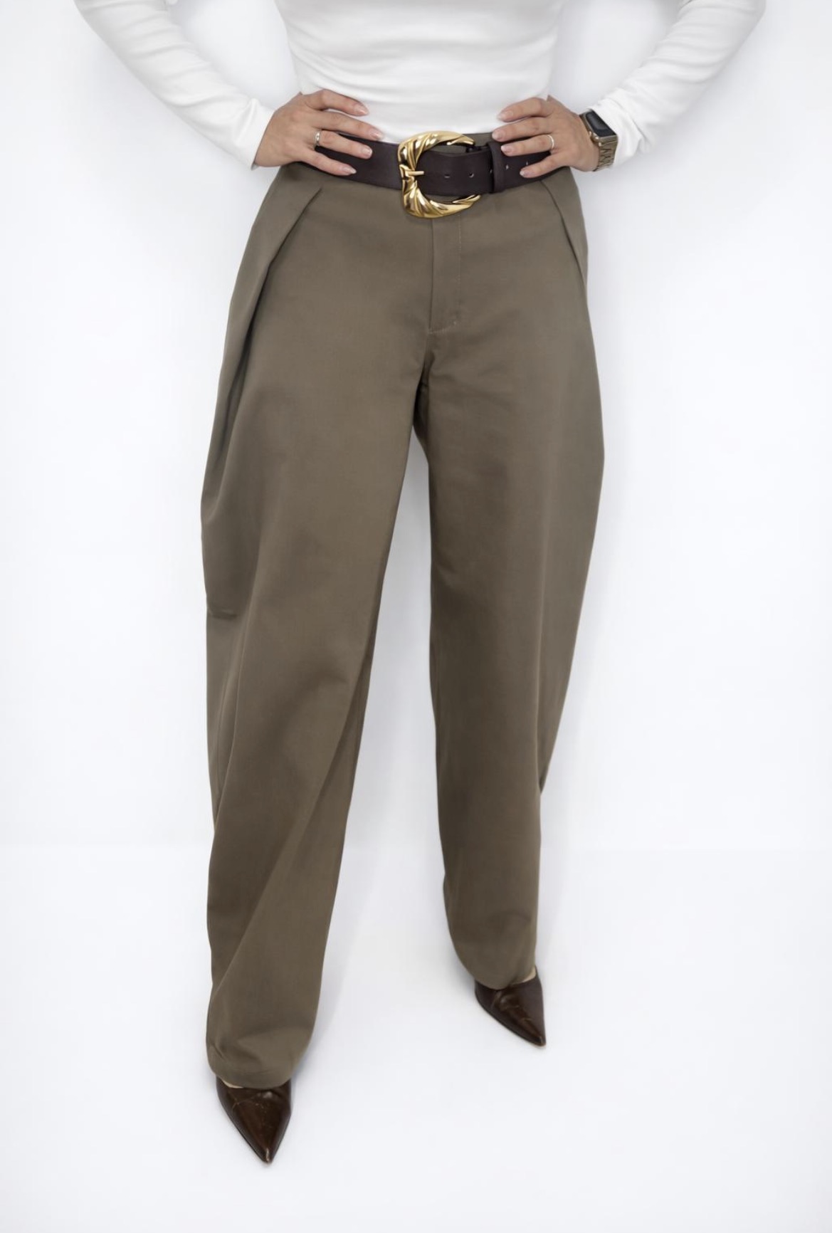 Pantalón pliegues verdoso