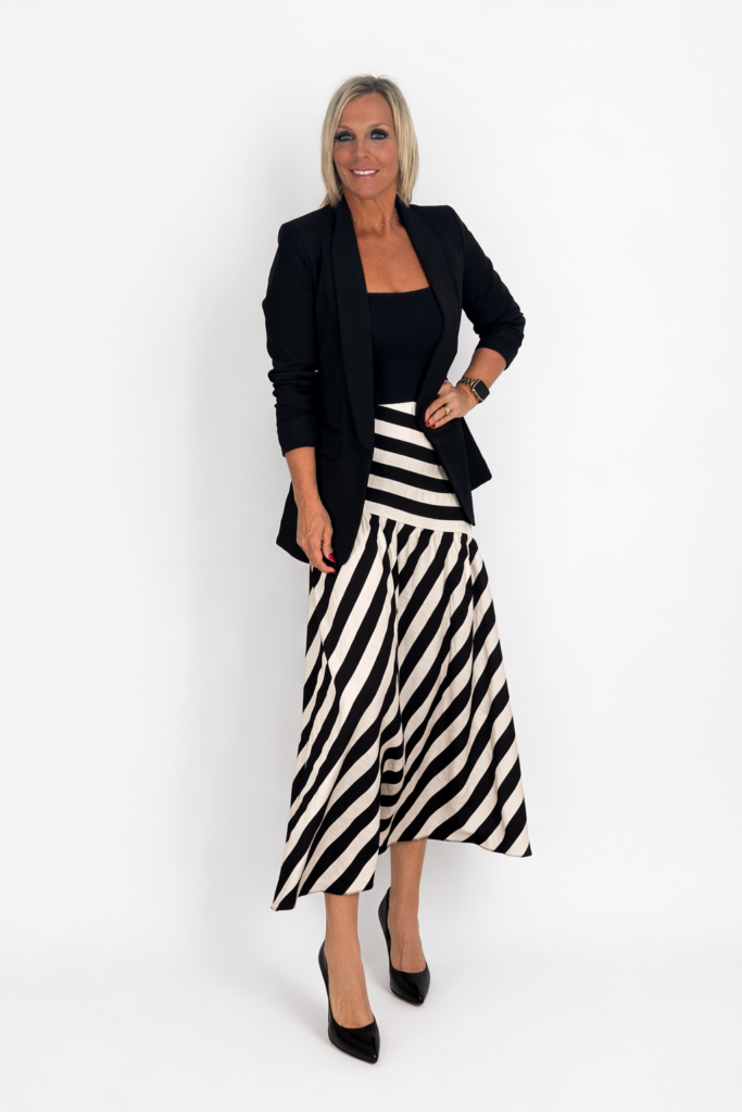 Falda midi de rayas en blanco y negro