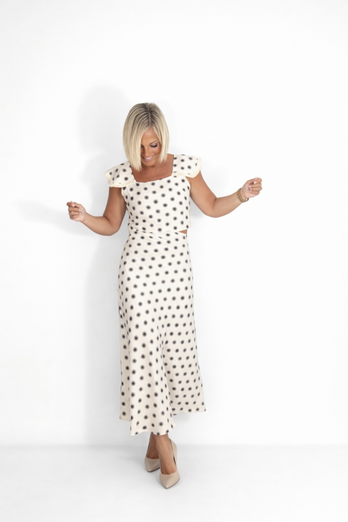 Conjunto top y falda beige estampado morado