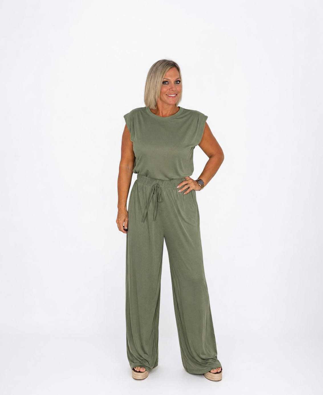 Conjunto camiseta hombreras y pantalón fluido verde kaki