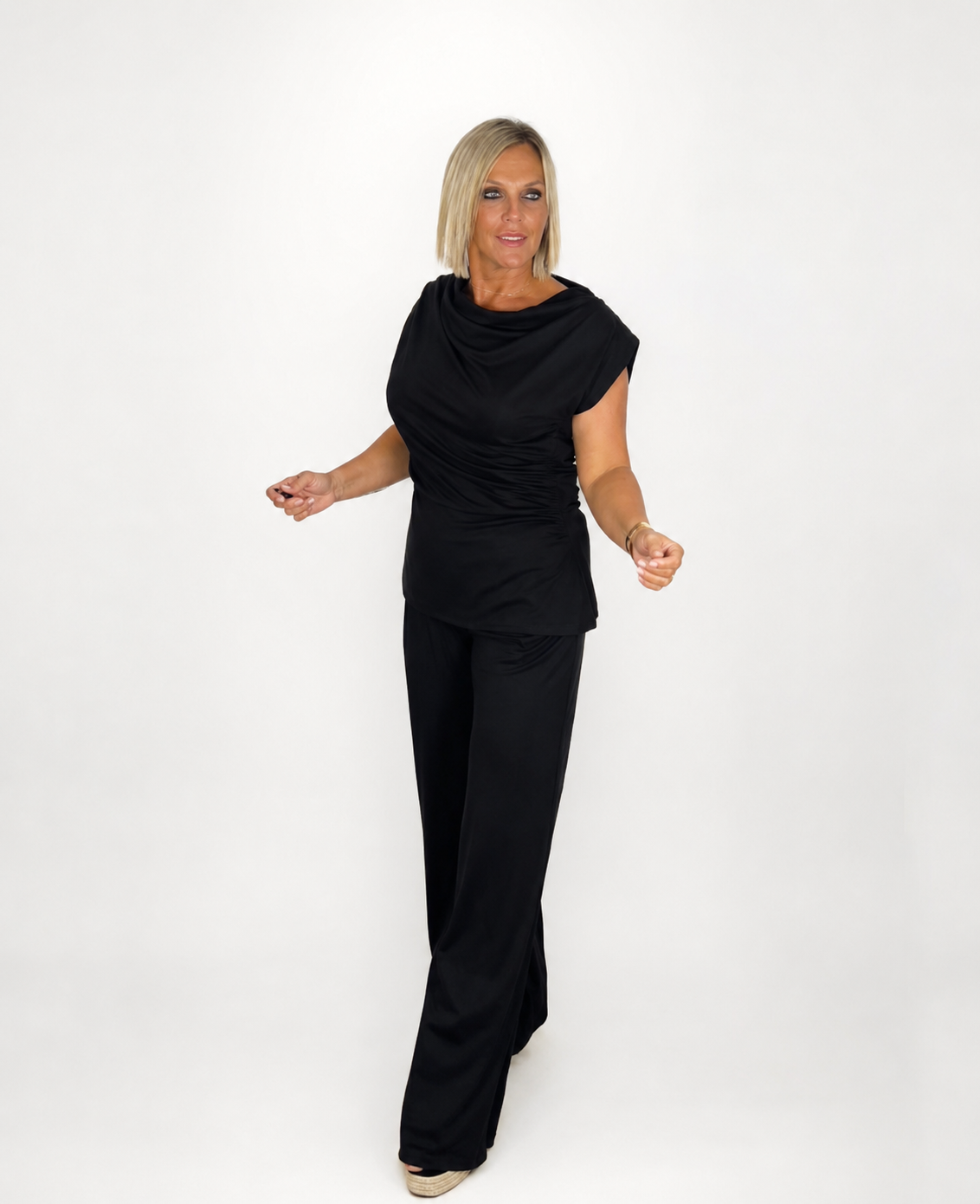 Conjunto punto camiseta y pantalón fluido negro