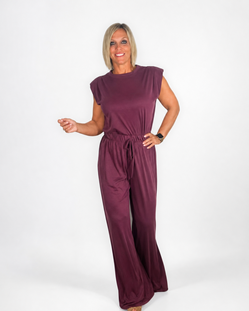 Conjunto camiseta hombreras y pantalón fluido berenjena