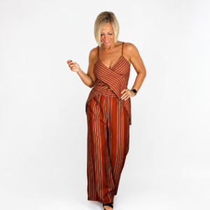 Conjunto top cruzado y pantalón rayas finas terracota