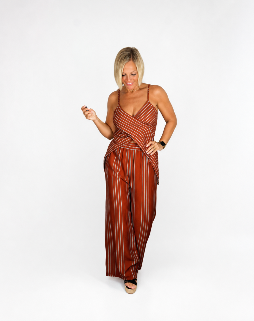 Conjunto top cruzado y pantalón rayas finas terracota