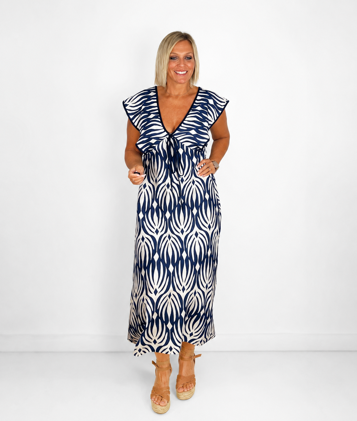 Vestido volante blanco y estampado azul marino