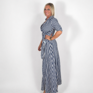 Conjunto camisa cruzada y pantalón ancho rayas blancas y azul marino