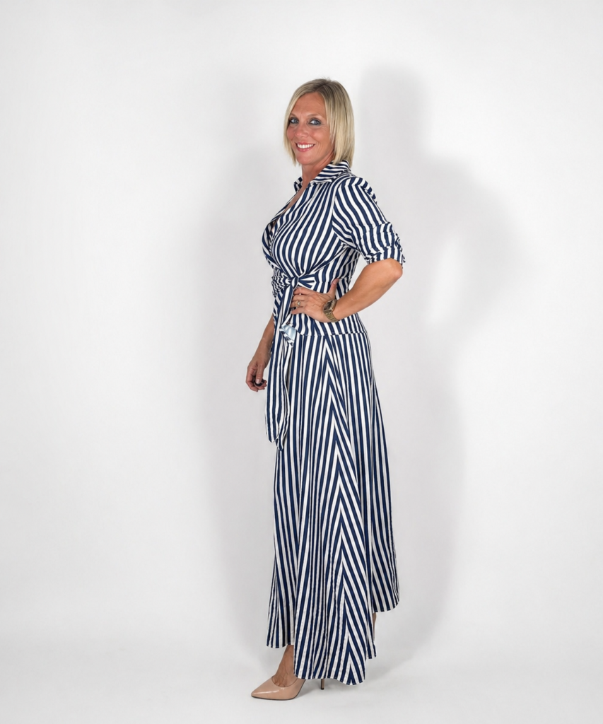 Conjunto camisa cruzada y pantalón ancho rayas blancas y azul marino