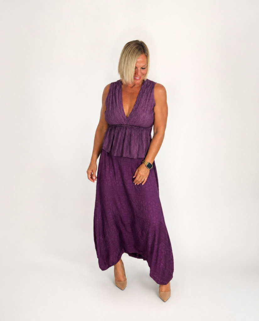 Conjunto top escote V y falda morada