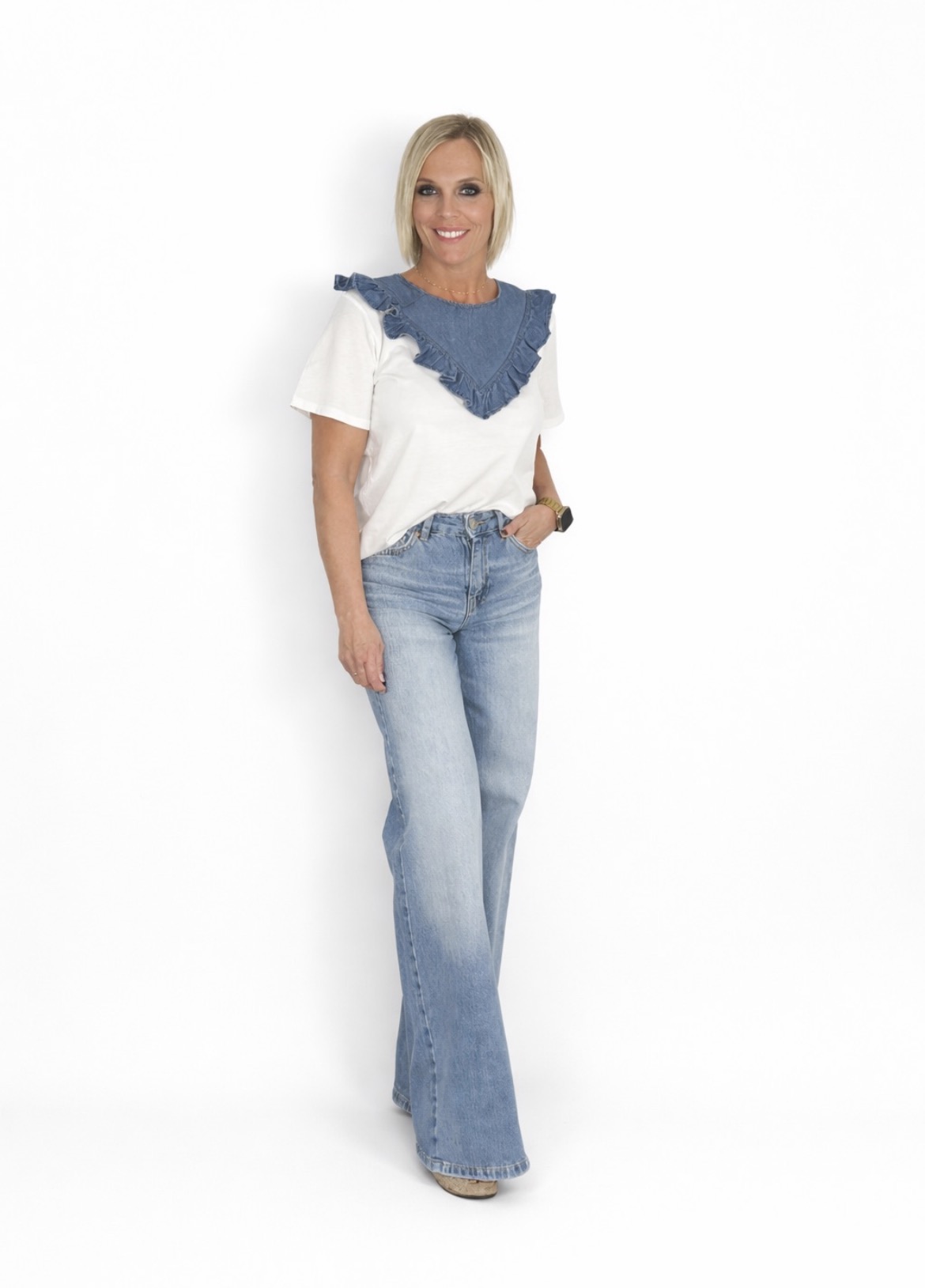 Camiseta algodón blanco con detalle denim en pico