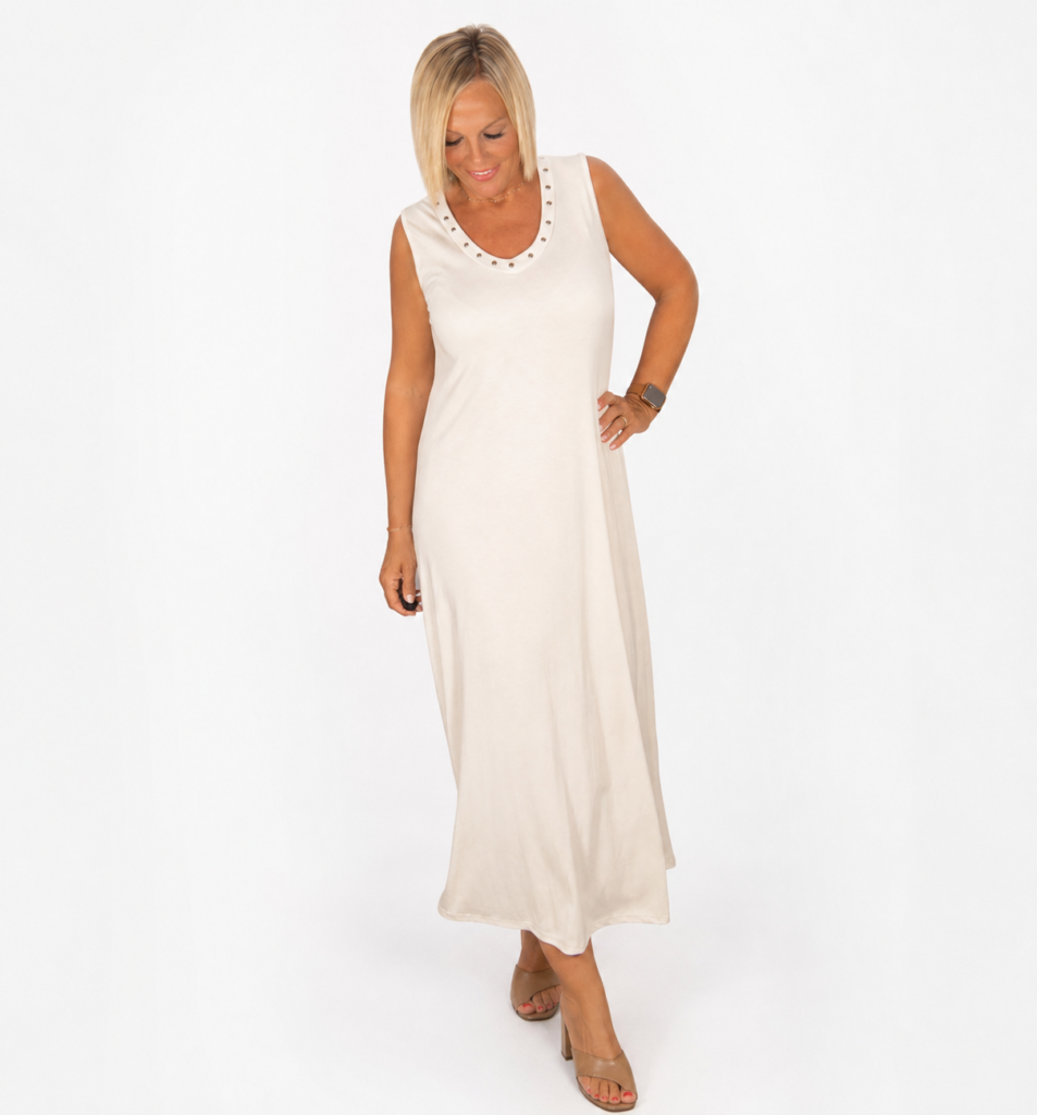 Vestido punto crema pico tachuelas