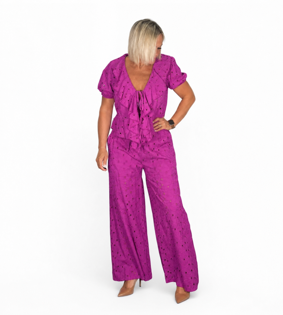 Conjunto camisa y pantalón perforado