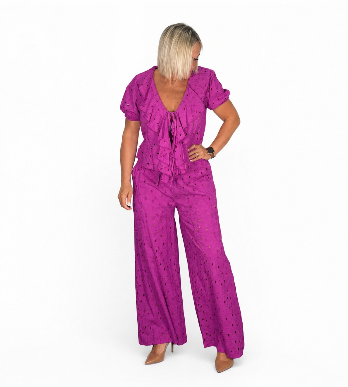 Conjunto camisa y pantalón perforado