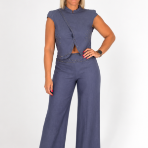 Conjunto gris camisa cruzada y pantalón tachuelas