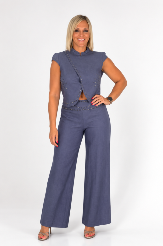 Conjunto gris camisa cruzada y pantalón tachuelas