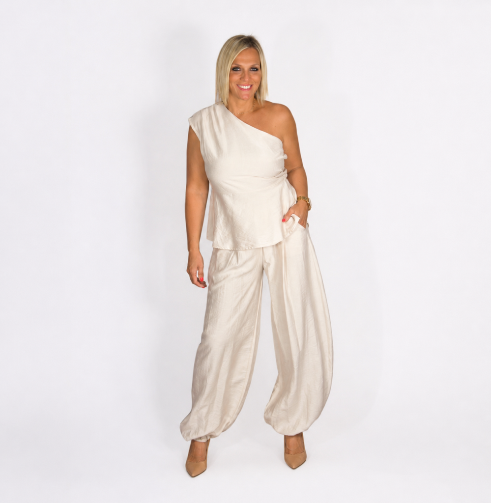 Conjunto asimétrico beige top y pantalón