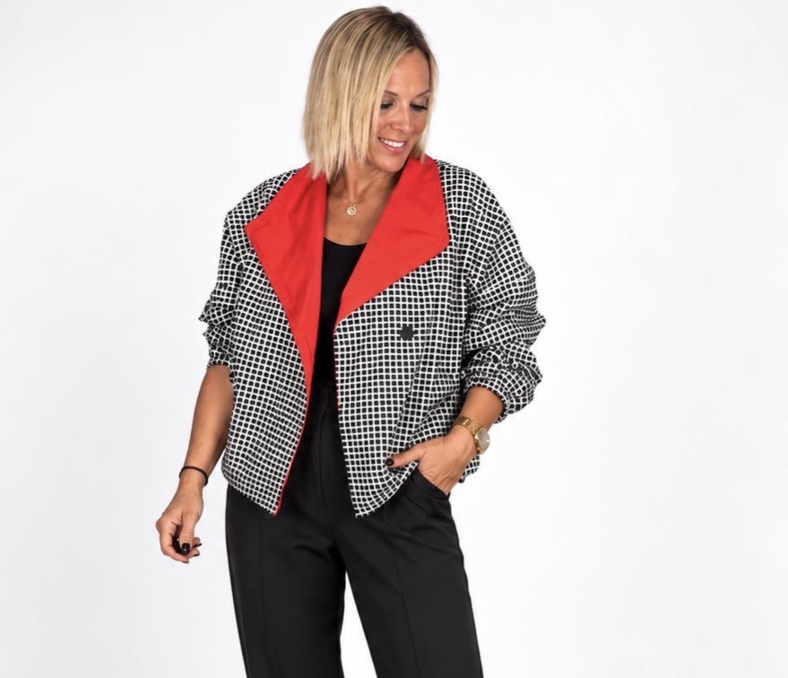 Chaqueta Estampado Geométrico Negro Solapa Roja